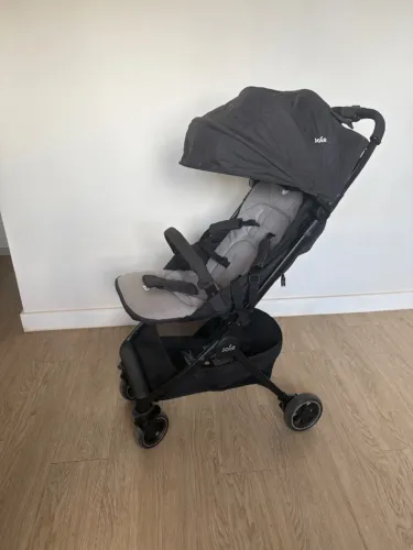 Carrinho de bebê compacto