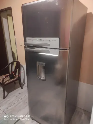 Vendo geladeira Eletrolux funcionando perfeitamente retirar em potecas ou entrego