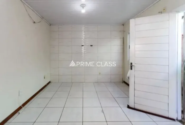 Casa 1 dormitório, pátio amplo, 2 vagas cobertas, Bairro Olaria - Aceita financiamento e F