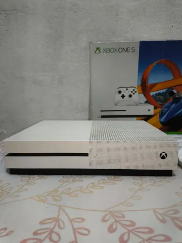 Xbox One S com dois controles, duas baterias recarregáveis e carregador