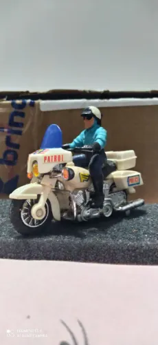 Motinha polícial com boneco antiga 