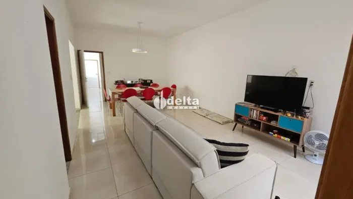Casa com 3 quartos sendo 2 suíte disponível para venda no bairro Cidade Jardim em Uberlând