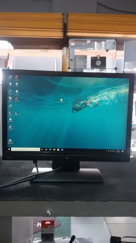 Lindo monitor de 20 polegadas imagens limpas e nítidas sem detalhes