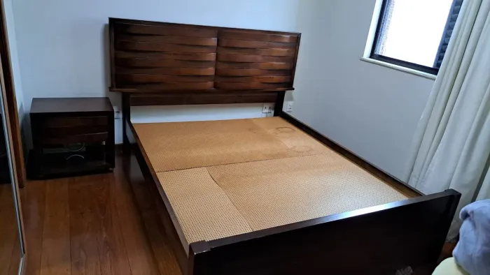 Cama imbuia Queen + mesa de cabeceira imbuia