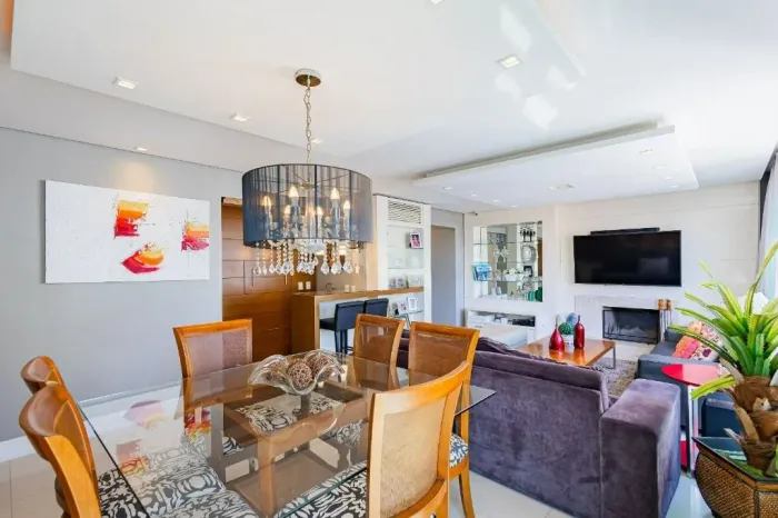 Apartamento com três suítes e três vagas, infra completa, perto do Iguatemi