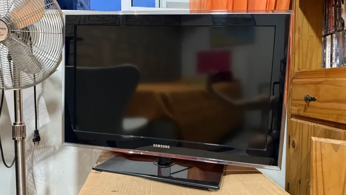 SAMSUNG - TV LCD 32 polegadas, bordas e base com detalhes em vidro, modelo: LN32B550K1V,