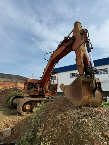 Trator Escavadeira antiga funcionando