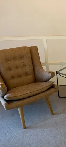 Poltrona papa Bear couro ecológico marrom envelhecido