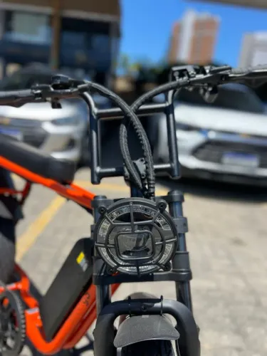 Bike elétrica disponível para venda, escolha entre a cor verde ou laranja