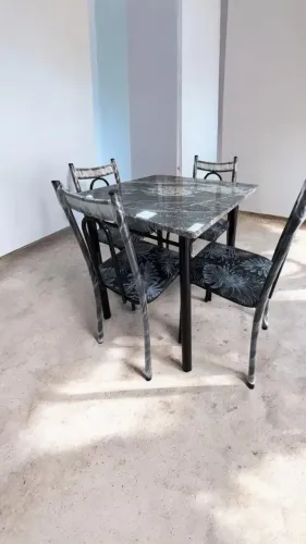 Mesa com 4 cadeira Quadradinha