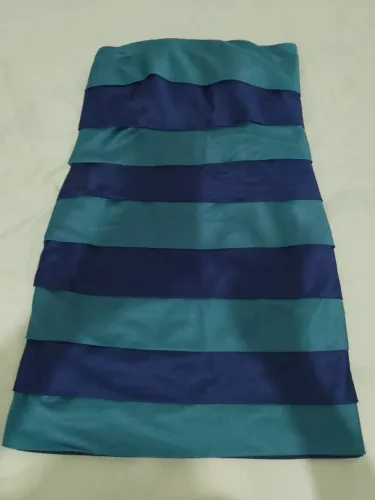 Vestido curto tomara que caia bicolor acetinado