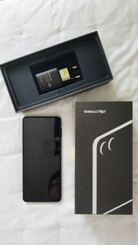 Samsung Z Flip 7, 512GB, Estado de Novo, Na Caixa