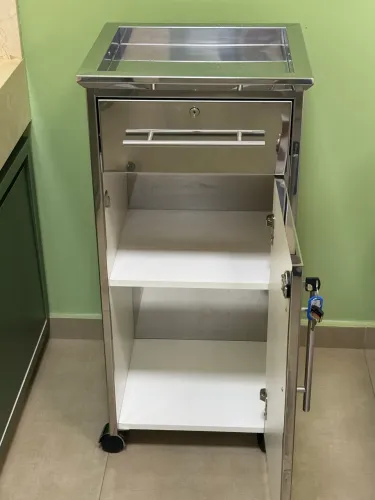 Carrinho auxiliar em aço inox com gaveta gaveta e armário. Marca Van De Veld