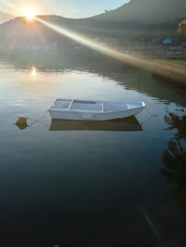 Vendo bote de madeira para pesca ou lazer sem motor. Ideal para quem gosta de relaxar.