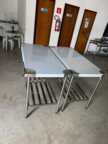Mesa de inox para manipulação com bandejão de apoio em até 10x sem juros no cartão