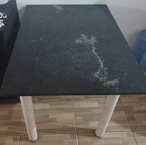 Mesa de mármore sem as cadeiras