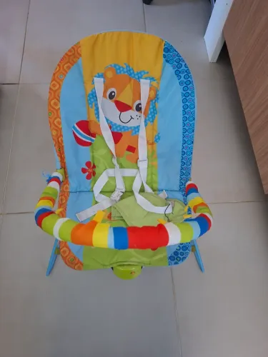 Cadeirinha bebê, vibra e toca (está sem pilha bateria)