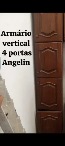 Armário vertical de Angelin 