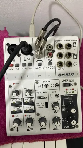 Mesa-interface de áudio Yamaha AG06