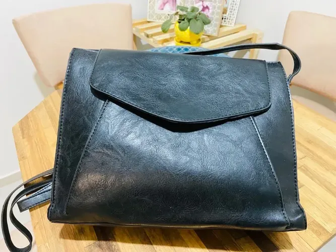 Bolsa preta tipo envelope 