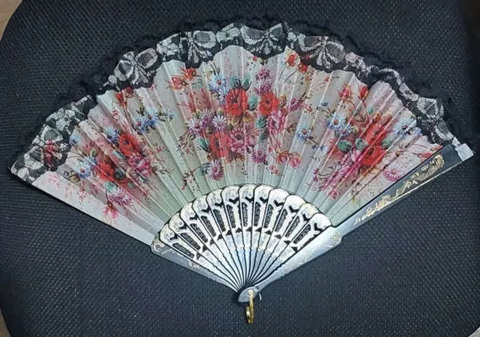 Leque Tecido Floral Com Renda