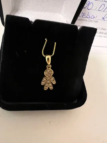 Pingente menino em ouro 18k cravejado com 14 diamantes, um luxo de pingente.