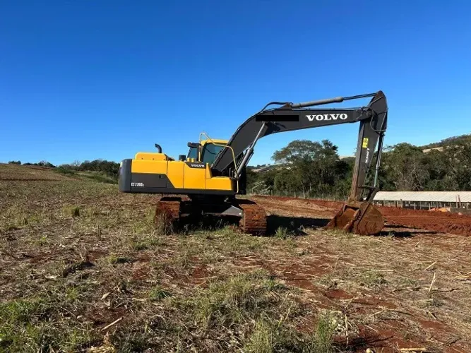 ESCAVADEIRA VOLVO EC 220DL