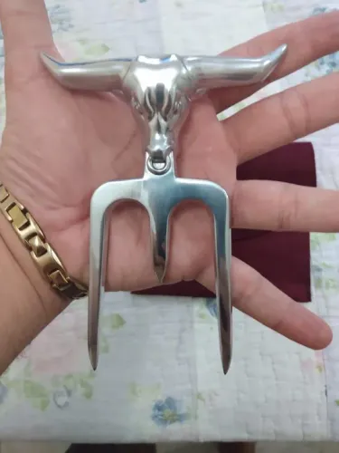 Garfo para churrasco em aço inox com cabeça de touro