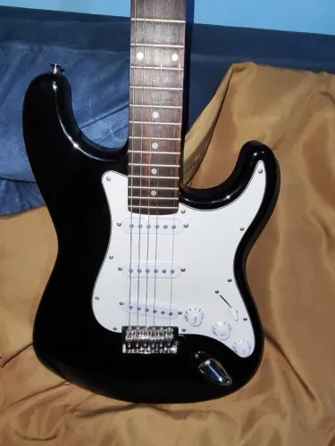 Guitarra Shelter Série Califórnia Standard preta e branca