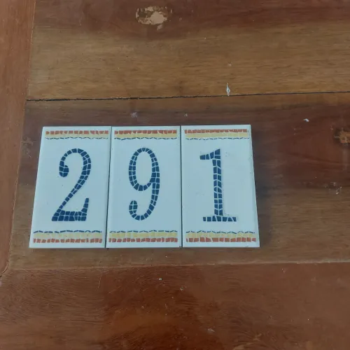 Numerais em cerâmica 