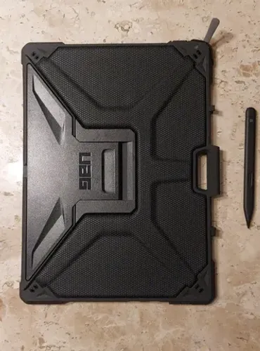 Capa para Surface Pro X marca Urban Armor Gear UAG.