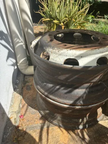 2x aro 275 de roda de caminhão. 2x lanternas de caminhão 