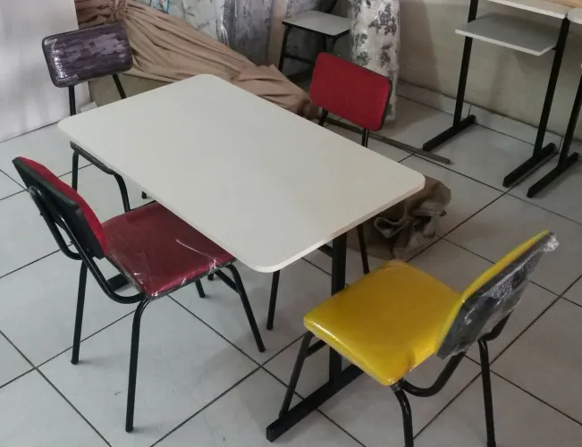 Kit infantil de mesa com 4 cadeiras - frete gratuito