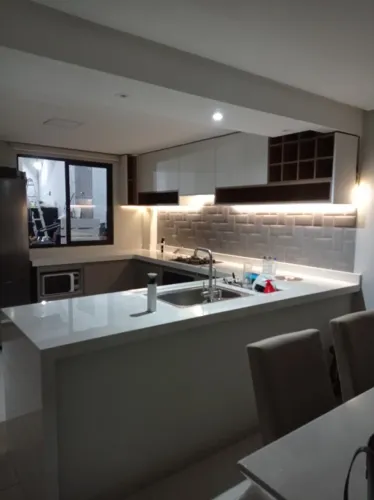 Cozinha Planejada Projeto Próprio - Amadeirado e Brnco - Marcenaria Cidade Imperial