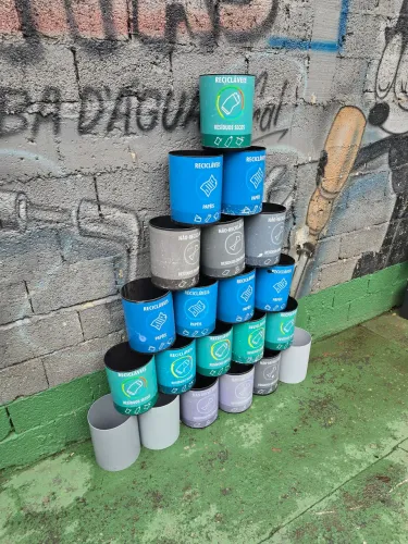 Lixeira de plastico  redonda preta azul ou cinza  reforçado  artplan
