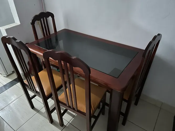 Mesa de Jantar com 4 Cadeiras - Tampa de Vidro - Em Ótimo Estado!