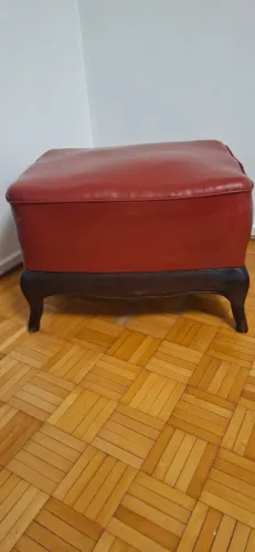 Puff Antigo em Couro Legítimo - Vintage com Base de Madeira Nobre