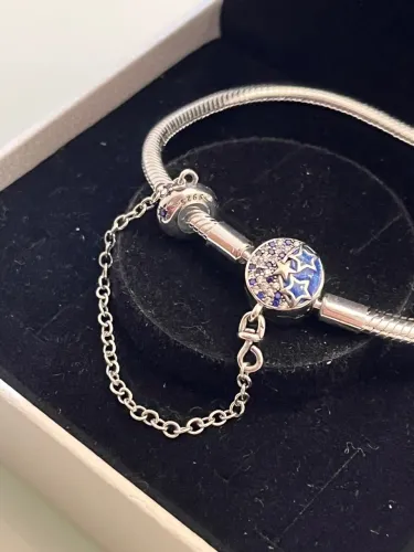 Pulseira Pandora com berloque de estrelas
