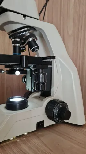 Microscópio de campo escuro com câmera e acessórios Científico de Laboratório