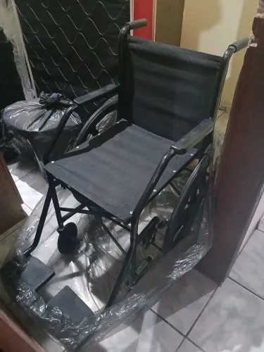 Cadeira de Rodas Básica com Pneus nylon até 90kg MM 22 leia o anúncio 
