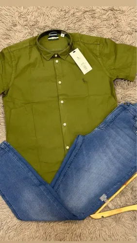 Conjunto camisa verde e calça jeans