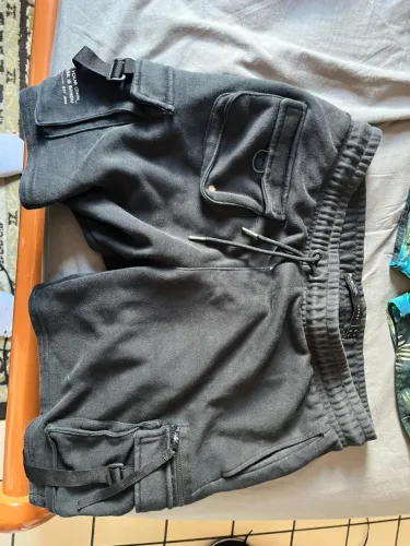 1 short cargo e 1 de moletom + bucket hat preto