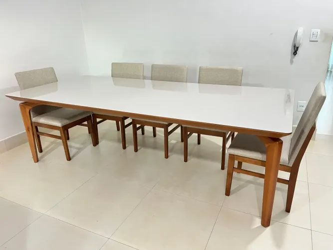 Conjunto de mesa com cadeiras de madeira maciça