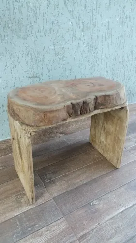 Banco rústico em madeira.