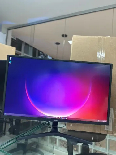 Monitor Samsung UJ59 32" UHD Resolução 4k SEMI NOVO COM GARANTIA LOJA FISICA