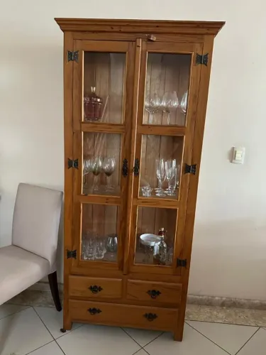 Cristaleira de madeira maciça