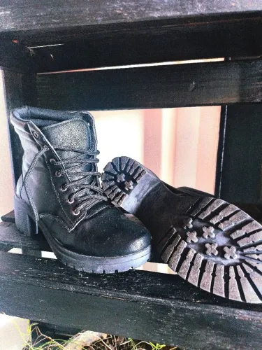 Bota feminina em couro sintético 