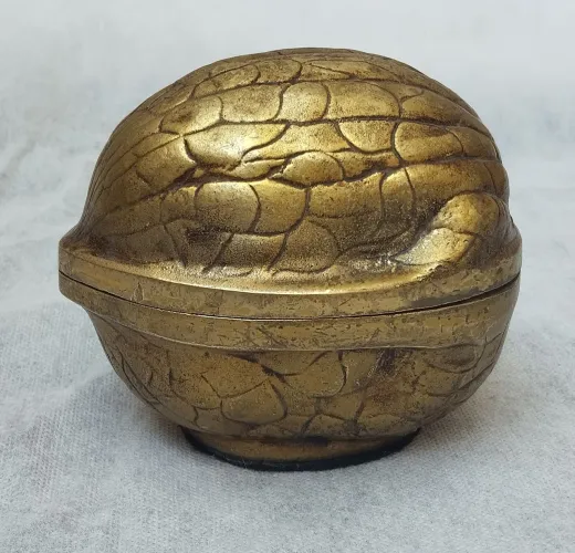 Porta jóias em bronze com formato de noz