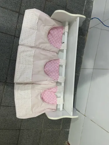 Organizador de berço branco e rosa
