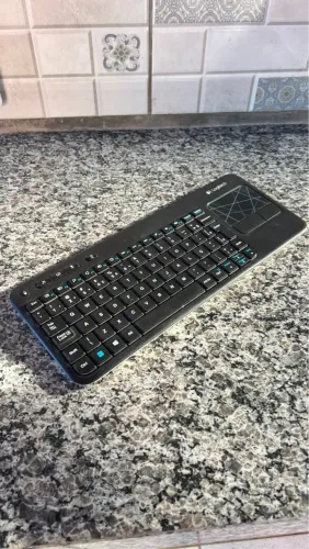 Teclado Logitech com Touchpad - Ideal para Home Office